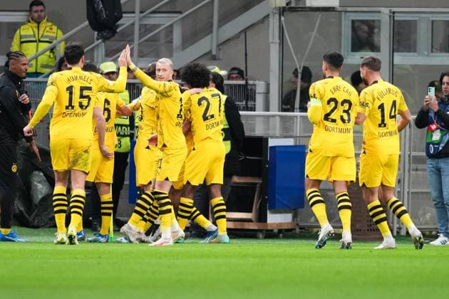 MILAN, ITALY - NOVEMBER 28: Jamie Bynoe-Gittens of Dortmund celebrates his goal with team during the UEFA Champions League Group Stage match between AC Milan and Borussia Dortmund at Stadio Giuseppe Meazza on November 28, 2023 in Milan, Italy. Copyright: xJustPictures.ch JarixPestelaccix jp-en-EuSpIm-Milan_Dortmund_28Nov2023_JAR_00027