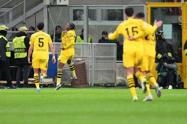 MILAN, ITALY - NOVEMBER 28: Jamie Bynoe-Gittens of Dortmund celebrates his goal with team during the UEFA Champions League Group Stage match between AC Milan and Borussia Dortmund at Stadio Giuseppe Meazza on November 28, 2023 in Milan, Italy. Copyright: xJustPictures.ch JarixPestelaccix jp-en-EuSpIm-Milan_Dortmund_28Nov2023_JAR_00028