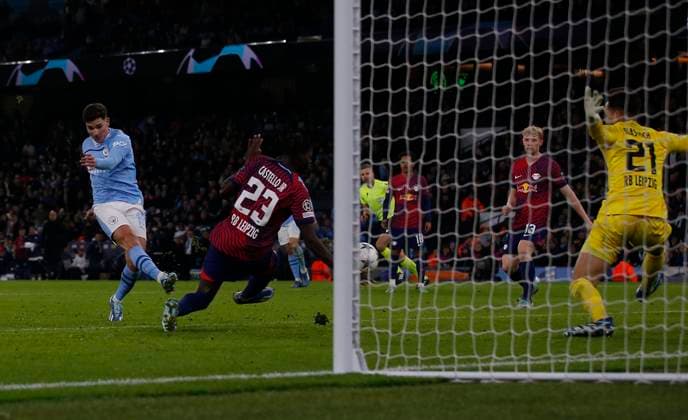 MANCHESTER, ENGLAND - NOVEMBER 28: Julian Alvarez of Manchester City scores their third goal during the UEFA Champions League match between Manchester City and Rb Leipzig at Etihad Stadium on November 28, 2023 in Manchester, England SPO 