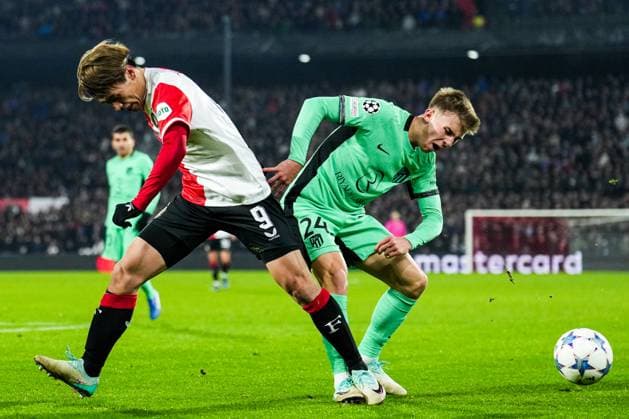 UEFA Champions League: Feyenoord v Atletico Madrid Rotterdam - Ayase Ueda of Feyenoord, Pablo Barrios of Atletico Madrid during the 5th leg of the UEFA Champions League group stage between Feyenoord v Atletico Madrid at Stadion Feijenoord De Kuip on 28 November 2023 in Rotterdam, The Netherlands. Copyright: xTomxBodex