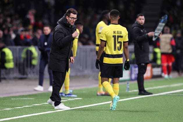 BERN, SWITZERLAND - NOVEMBER 28: head coach Raphael Wicky of Young Boys (L) talks to Meschack Elia of Young Boys (R) during the UEFA Champions League Group Stage match between BSC Young Boys and FK Crvena zvezda at Stadion Wankdorf on November 28, 2023 in Bern, Switzerland. Bern Stadion Wankdorf Bern Switzerland Copyright: xJustPictures.ch LuigixRizzox jp-en-EuSpIm-Y.Boys_Crvena_28Nov2023_00046
