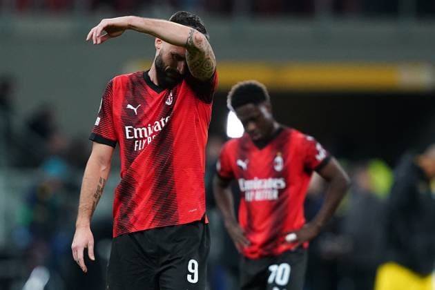 Foto Davide Spada LaPresse 28 novembre 2023 - Milano , Italia - calcio - Milan vs Borussia Dortmund - Champions League 2023 2024 - Stadio San Siro. Nella foto: i giocatori del milan delusi a fine gara Olivier Giroud (AC Milan); November 28 , 2023 Milan , Italy - sport, calcio - Milan vs Borussia Dortmund - Champions League 2023 2024 - San Siro Stadium . In the pic : Milan s players delusion after the match Olivier Giroud (AC Milan);  Copyright: xSpada LaPressex