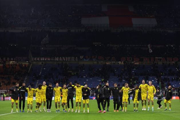 Milan, Italy, 28th November 2023. The Borussia Dortmund team celebrates the 3-1 victory in front of fans following the final whistle of the UEFA Champions League match at Giuseppe Meazza, Milan. Picture credit should read: Jonathan Moscrop Sportimage EDITORIAL USE ONLY. No use with unauthorised audio, video, data, fixture lists, club league logos or live services. Online in-match use limited to 120 images, no video emulation. No use in betting, games or single club league player publications. SPI-2754-0055