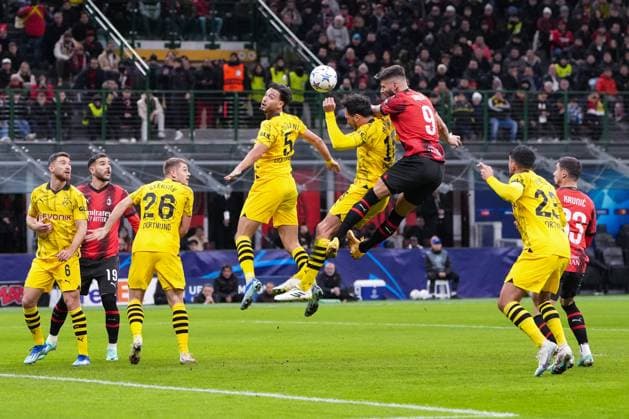 MILAN, ITALY - NOVEMBER 28: Mats Hummels of Dortmund (C) fights for heading the ball with Olivier Giroud of Milan (R) during the UEFA Champions League Group Stage match between AC Milan and Borussia Dortmund at Stadio Giuseppe Meazza on November 28, 2023 in Milan, Italy. Copyright: xJustPictures.ch JarixPestelaccix jp-en-EuSpIm-JPH00420