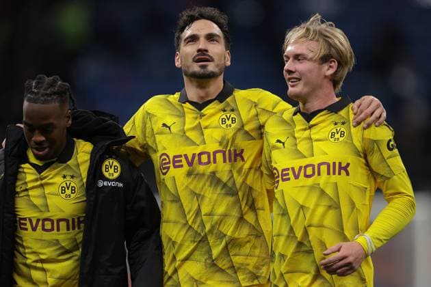 Milan, Italy, 28th November 2023. Mats Hummels of Borussia Dortmund ( centre ) celebrates the 3-1 victory with team mates following the final whistle of the UEFA Champions League match at Giuseppe Meazza, Milan. Picture credit should read: Jonathan Moscrop Sportimage EDITORIAL USE ONLY. No use with unauthorised audio, video, data, fixture lists, club league logos or live services. Online in-match use limited to 120 images, no video emulation. No use in betting, games or single club league player publications. SPI-2754-0107