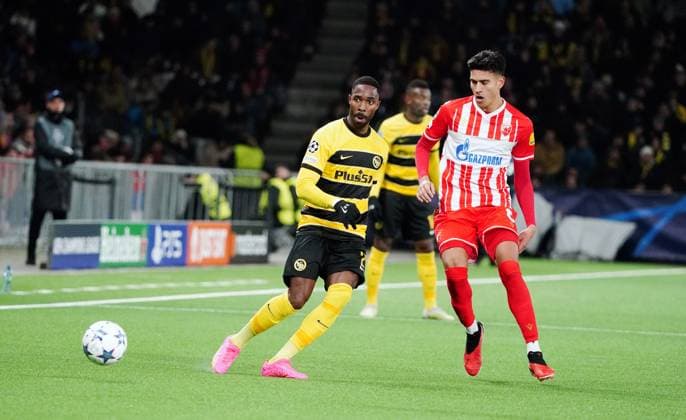 Foto Manuel Geisser 28.11.2023 Fussball Herren UEFA Champions League Saison 2023 2024 BSC Young Boys Bern - Roter Stern Belgrad . Bild : Marko Stamenic (Roter Stern Belgrad) gegen Ulisses Garcia (YB) (I.) Aktion Zweikampf