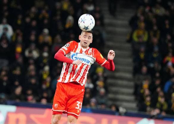 Foto Manuel Geisser 28.11.2023 Fussball Herren UEFA Champions League Saison 2023 2024 BSC Young Boys Bern - Roter Stern Belgrad . Bild : Srdjan Mijailovic beim Kopfball (Roter Stern Belgrad) Einzelbild Aktion