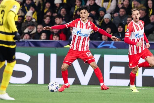 BERN, SWITZERLAND - NOVEMBER 28: Inbeom Hwang of Crvena zvezda in action during the UEFA Champions League Group Stage match between BSC Young Boys and FK Crvena zvezda at Stadion Wankdorf on November 28, 2023 in Bern, Switzerland. Bern Stadion Wankdorf Bern Switzerland Copyright: xJustPictures.ch LuigixRizzox jp-en-EuSpIm-Y.Boys_Crvena_28Nov2023_00060