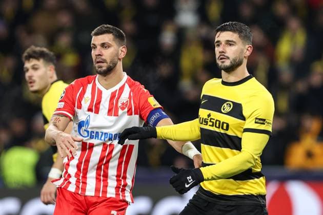 BERN, SWITZERLAND - NOVEMBER 28: Aleksandar Dragovic of Crvena zvezda (L) against Loris Benito of Young Boys (R) during the UEFA Champions League Group Stage match between BSC Young Boys and FK Crvena zvezda at Stadion Wankdorf on November 28, 2023 in Bern, Switzerland. Bern Stadion Wankdorf Bern Switzerland Copyright: xJustPictures.ch LuigixRizzox jp-en-EuSpIm-Y.Boys_Crvena_28Nov2023_00065