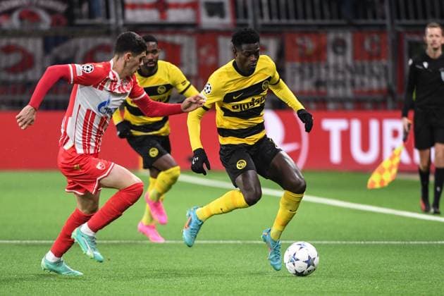 BERN, SWITZERLAND - NOVEMBER 28: Ebrima Colley of Young Boys (R) in action during the UEFA Champions League Group Stage match between BSC Young Boys and FK Crvena zvezda at Stadion Wankdorf on November 28, 2023 in Bern, Switzerland. Bern Stadion Wankdorf Bern Switzerland Copyright: xJustPictures.ch ManuelxWinterbergerx jp-en-EuSpIm-Y.Boys_Crvena_28Nov2023_00079
