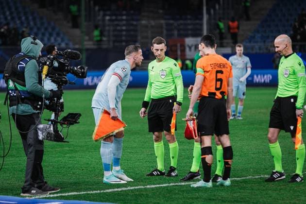 Fußball I Herren I Saison 2023-2024 I UEFA Champions League I 5. Spieltag I Schachtar Donezk - Royal Antwerpen FC I 28.11.2023 Toby Alderweireld (23, Royal Antwerpen FC) und Taras Stepanenko (6, Schachtar Donezk) bei der Seitenwahl. Hamburg Volksparkstadion Hamburg Deutschland Copyright: xLobecax xHenningxRohlfsx