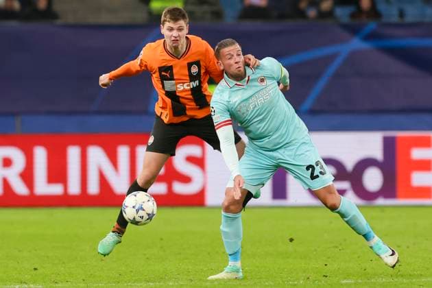 Germany, Hamburg, 28.11.2023, Volksparkstadion, Shakhtar Donetsk vs Royal Antwerp FC - UEFA Champions League 2023 2024 - Group H, Valeriy Bondar (Shakhtar Donetsk) und Toby Alderweireld (Royal Antwerp FC) battle for the ball Hamburg Volksparkstadion Germany