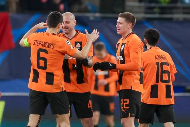 Germany, Hamburg, 28.11.2023, Volksparkstadion, Shakhtar Donetsk vs Royal Antwerp FC - UEFA Champions League 2023 2024 - Group H, Taras Stepanenko (Shakhtar Donetsk), Yaroslav Rakitskyy (Shakhtar Donetsk), Mykola Matviyenko (Shakhtar Donetsk) und Irakli Azarov (Shakhtar Donetsk) cheer Hamburg Volksparkstadion Germany