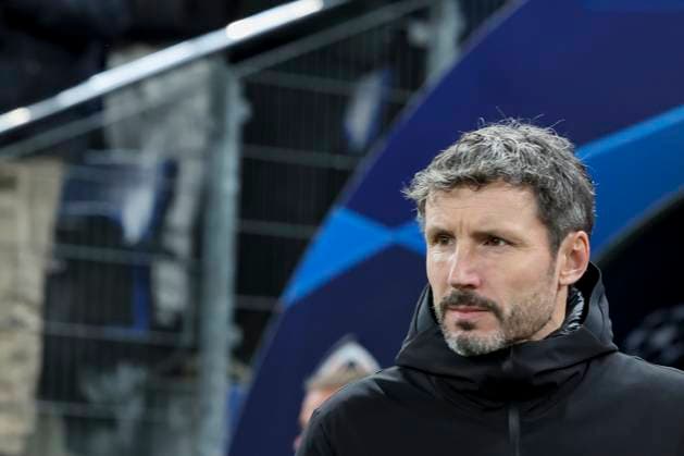 Sport Bilder des Tages Germany, Hamburg, 28.11.2023, Volksparkstadion, Shakhtar Donetsk vs Royal Antwerp FC - UEFA Champions League 2023 2024 - Group H, Trainer Mark van Bommel (Royal Antwerp FC) looks on Hamburg Volksparkstadion Germany