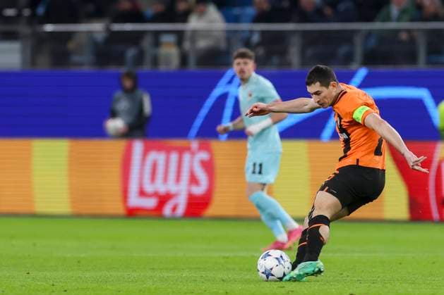 Germany, Hamburg, 28.11.2023, Volksparkstadion, Shakhtar Donetsk vs Royal Antwerp FC - UEFA Champions League 2023 2024 - Group H, Taras Stepanenko (Shakhtar Donetsk) controls the ball Hamburg Volksparkstadion Germany