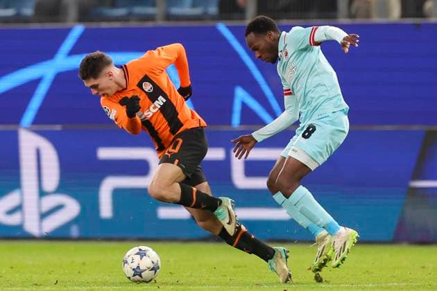 Germany, Hamburg, 28.11.2023, Volksparkstadion, Shakhtar Donetsk vs Royal Antwerp FC - UEFA Champions League 2023 2024 - Group H, Georgiy Sudakov (Shakhtar Donetsk) und Alhassan Yusuf (Royal Antwerp FC) battle for the ball Hamburg Volksparkstadion Germany