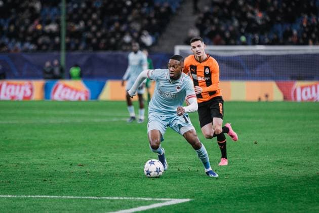 Fußball I Herren I Saison 2023-2024 I UEFA Champions League I 5. Spieltag I Schachtar Donezk - Royal Antwerpen FC I 28.11.2023 Michel Balikwisha (10, Royal Antwerpen FC) wird von Dmytro Kryskiv (8, Schachtar Donezk) verfolgt. Hamburg Volksparkstadion Hamburg Deutschland Copyright: xLobecax xHenningxRohlfsx
