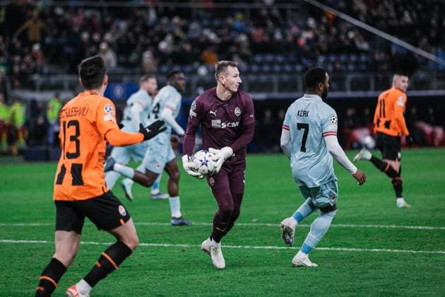 Fußball I Herren I Saison 2023-2024 I UEFA Champions League I 5. Spieltag I Schachtar Donezk - Royal Antwerpen FC I 28.11.2023 Dmytro Riznyk (31, Schachtar Donezk) mit dem Ball in der Hand. Hamburg Volksparkstadion Hamburg Deutschland Copyright: xLobecax xHenningxRohlfsx