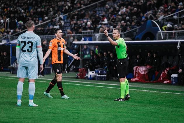 Fußball I Herren I Saison 2023-2024 I UEFA Champions League I 5. Spieltag I Schachtar Donezk - Royal Antwerpen FC I 28.11.2023 Schiedsrichter Bartosz Frankowski ermahnt Toby Alderweireld (23, Royal Antwerpen FC) und Taras Stepanenko (6, Schachtar Donezk). Hamburg Volksparkstadion Hamburg Deutschland Copyright: xLobecax xHenningxRohlfsx