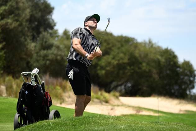 GOLF AUSTRALIAN OPEN, Sydney Roosters NRL player James Tedesco chips onto the green during the Pro-Am ahead of the Australian Open 2023 at the Australian Golf Club in Sydney, Wednesday, November 29, 2023. ( NO ARCHIVING, EDITORIAL USE ONLY, NO USE IN BOOKS WITHOUT CONSENT SYDNEY NEW SOUTH WALES AUSTRALIA  Copyright: xDANxHIMBRECHTSx 20231129001871308385