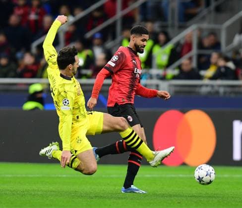 (231129) -- MILAN, Nov. 29, 2023 -- Milan s Ruben Loftus-Cheek (R) vies with Borussia Dortmund s Mats Hummels during the UEFA Champions League Group F match between AC Milan and Borussia Dortmund in Milan, Italy, Nov. 28, 2023. (Photo by Xinhua) (SP)ITALY-MILAN-FOOTBALL-UEFA CHAMPIONS LEAGUE-AC MILAN VS BORUSSIA DanielexMascolo 
