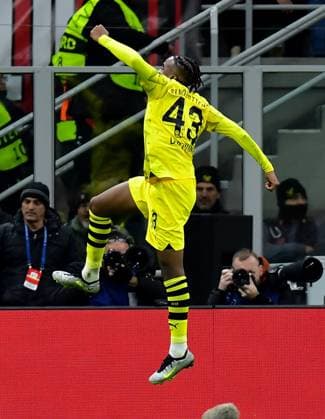 (231129) -- MILAN, Nov. 29, 2023 -- Borussia Dortmund s Jamie Bynoe-Gittens celebrates his goal during the UEFA Champions League Group F match between AC Milan and Borussia Dortmund in Milan, Italy, Nov. 28, 2023. (Photo by Xinhua) (SP)ITALY-MILAN-FOOTBALL-UEFA CHAMPIONS LEAGUE-AC MILAN VS BORUSSIA DanielexMascolo 