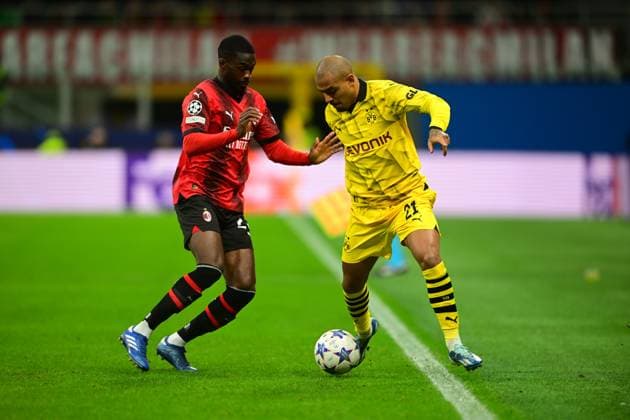 Italy, Mailand, 28.11.2023, San Siro Stadium, AC Milan-Borussia Dortmund - UEFA Champions League 2023 2024 - Group F, Fikayo Tomori of AC Milan and Donyell Malen of Borussia Dortmund battle for the ball Milan San Siro Stadium Lombardy Italy
