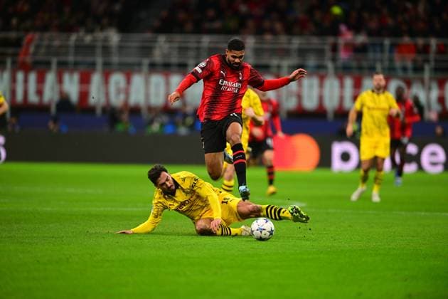 Italy, Mailand, 28.11.2023, San Siro Stadium, AC Milan-Borussia Dortmund - UEFA Champions League 2023 2024 - Group F, Mats Hummels of Borussia Dortmund and Ruben Loftus-Cheek of AC Milan battle for the ball Milan San Siro Stadium Lombardy Italy