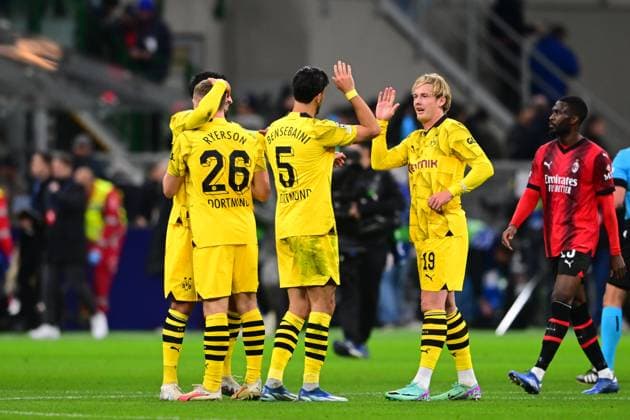 Italy, Mailand, 28.11.2023, San Siro Stadium, AC Milan-Borussia Dortmund - UEFA Champions League 2023 2024 - Group F, Borussia Dortmund players celebrate after winning Milan San Siro Stadium Lombardy Italy