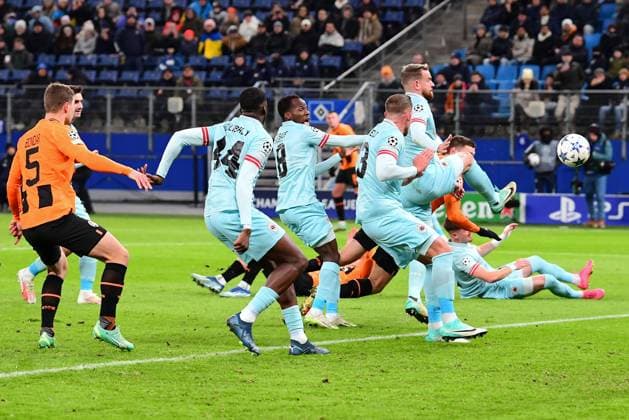 Fussball I Herren I UEFA I Champions League l FC Schachtar Donezk - Royal Antwerpen FC I 5. Spieltag I Gruppe H I Saison 2023-2024 I Shakhtar Donetsk I 28.11.2023 I Matvienko Mykola (FC Shakhtar Donetsk) koepft hier das 1:0 , Sportplatz : Volksparkstadion, Hamburg, Stellingen Hamburg Deutschland