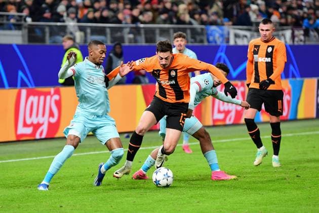 Fussball I Herren I UEFA I Champions League l FC Schachtar Donezk - Royal Antwerpen FC I 5. Spieltag I Gruppe H I Saison 2023-2024 I Shakhtar Donetsk I 28.11.2023 I v.l. Coulibaly Soumaila (Royal Antwerpen) , Gocholeishvili Giorgi (FC Shakhtar Donetsk) , Wijndal Owen (Royal Antwerpen) , Sportplatz : Volksparkstadion, Hamburg, Stellingen Hamburg Deutschland