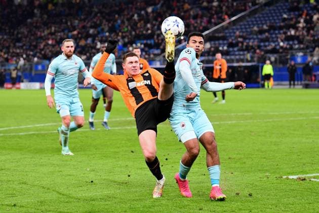 Fussball I Herren I UEFA I Champions League l FC Schachtar Donezk - Royal Antwerpen FC I 5. Spieltag I Gruppe H I Saison 2023-2024 I Shakhtar Donetsk I 28.11.2023 I v.l. Matvienko Mykola (FC Shakhtar Donetsk) , Wijndal Owen (Royal Antwerpen) , Sportplatz : Volksparkstadion, Hamburg, Stellingen Hamburg Deutschland