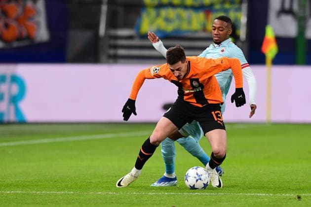 Fussball I Herren I UEFA I Champions League l FC Schachtar Donezk - Royal Antwerpen FC I 5. Spieltag I Gruppe H I Saison 2023-2024 I Shakhtar Donetsk I 28.11.2023 I v.v. Gocholeishvili Giorgi (FC Shakhtar Donetsk) , Balikwisha Michel-Ange (Royal Antwerpen) , Sportplatz : Volksparkstadion, Hamburg, Stellingen Hamburg Deutschland