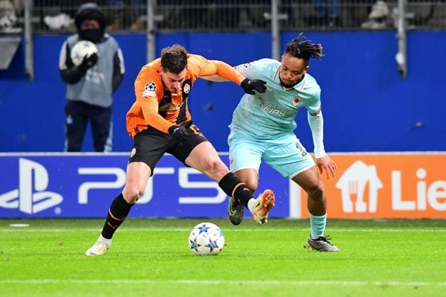 Fussball I Herren I UEFA I Champions League l FC Schachtar Donezk - Royal Antwerpen FC I 5. Spieltag I Gruppe H I Saison 2023-2024 I Shakhtar Donetsk I 28.11.2023 I v.l. Gocholeishvili Giorgi (FC Shakhtar Donetsk) , Ejuke Chidera (Royal Antwerpen) , Sportplatz : Volksparkstadion, Hamburg, Stellingen Hamburg Deutschland