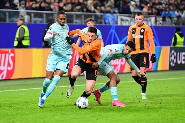 Fussball I Herren I UEFA I Champions League l FC Schachtar Donezk - Royal Antwerpen FC I 5. Spieltag I Gruppe H I Saison 2023-2024 I Shakhtar Donetsk I 28.11.2023 I v.l. Balikwisha Michel-Ange (Royal Antwerpen) , Gocholeishvili Giorgi (FC Shakhtar Donetsk) , Wijndal Owen (Royal Antwerpen) , Sportplatz : Volksparkstadion, Hamburg, Stellingen Hamburg Deutschland