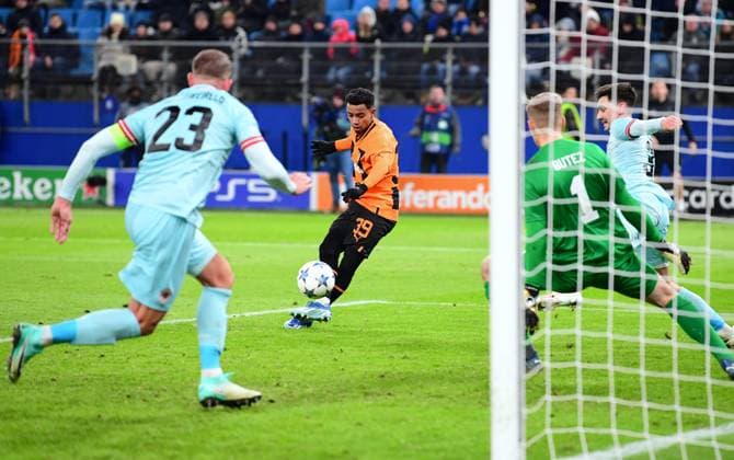 Fussball I Herren I UEFA I Champions League l FC Schachtar Donezk - Royal Antwerpen FC I 5. Spieltag I Gruppe H I Saison 2023-2024 I Shakhtar Donetsk I 28.11.2023 I v.l. Alderweireld Toby (Royal Antwerpen) , Newerton (FC Shakhtar Donetsk) , Butez Jean (Royal Antwerpen) , Sportplatz : Volksparkstadion, Hamburg, Stellingen Hamburg Deutschland