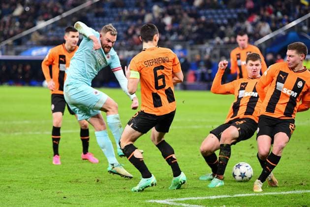 Fussball I Herren I UEFA I Champions League l FC Schachtar Donezk - Royal Antwerpen FC I 5. Spieltag I Gruppe H I Saison 2023-2024 I Shakhtar Donetsk I 28.11.2023 I v.l. Janssen Vincent (Royal Antwerpen) , Stepanenko Taras (FC Shakhtar Donetsk) , Bondar Valeriy (FC Shakhtar Donetsk) , Matvienko Mykola (FC Shakhtar Donetsk) , Sportplatz : Volksparkstadion, Hamburg, Stellingen Hamburg Deutschland