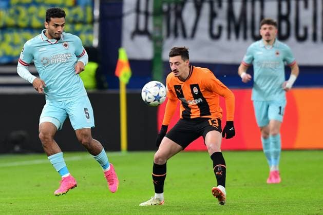 Fussball I Herren I UEFA I Champions League l FC Schachtar Donezk - Royal Antwerpen FC I 5. Spieltag I Gruppe H I Saison 2023-2024 I Shakhtar Donetsk I 28.11.2023 I v.l. Wijndal Owen (Royal Antwerpen) , Gocholeishvili Giorgi (FC Shakhtar Donetsk) , Sportplatz : Volksparkstadion, Hamburg, Stellingen Hamburg Deutschland
