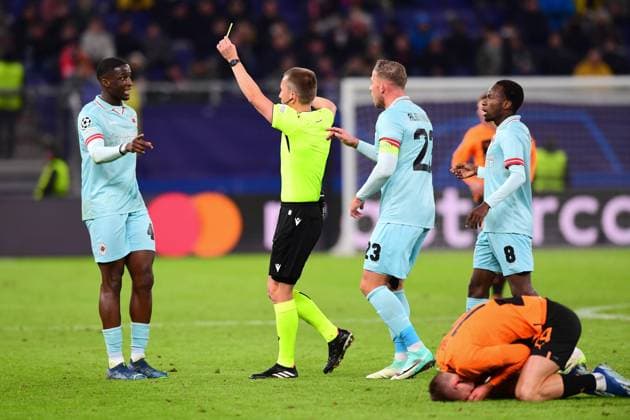 Fussball I Herren I UEFA I Champions League l FC Schachtar Donezk - Royal Antwerpen FC I 5. Spieltag I Gruppe H I Saison 2023-2024 I Shakhtar Donetsk I 28.11.2023 I v.l. Coulibaly Soumaila (Royal Antwerpen) bekommt die Gelbe Karte von Frankowski Bartosz Schiedsrichter , Alderweireld Toby (Royal Antwerpen) , Sikan Danylo (FC Shakhtar Donetsk) verletzt am Boden , Sportplatz : Volksparkstadion, Hamburg, Stellingen Hamburg Deutschland