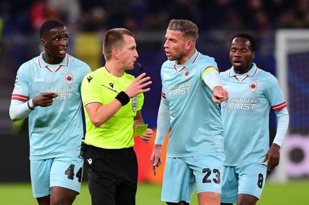 Fussball I Herren I UEFA I Champions League l FC Schachtar Donezk - Royal Antwerpen FC I 5. Spieltag I Gruppe H I Saison 2023-2024 I Shakhtar Donetsk I 28.11.2023 I v.l. Coulibaly Soumaila (Royal Antwerpen) bekommt die Gelbe Karte von Frankowski Bartosz Schiedsrichter , Alderweireld Toby (Royal Antwerpen) , Sikan Danylo (FC Shakhtar Donetsk) verletzt am Boden , Sportplatz : Volksparkstadion, Hamburg, Stellingen Hamburg Deutschland