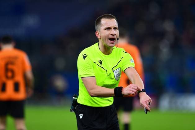 Fussball I Herren I UEFA I Champions League l FC Schachtar Donezk - Royal Antwerpen FC I 5. Spieltag I Gruppe H I Saison 2023-2024 I Shakhtar Donetsk I 28.11.2023 I Frankowski Bartosz Schiedsrichter zeigt an Zeit wird nachgespielt , Sportplatz : Volksparkstadion, Hamburg, Stellingen Hamburg Deutschland