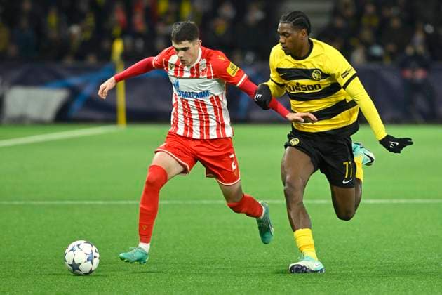 Kosta Nedeljkovic, FK, re. Joel Monteiro, YB, BSC Young Boys - FK Roter Stern Belgrad, Champions League, Fussball, 28.11.2023