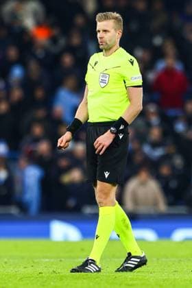 Manchester City FC v RB Leipzig FC Referee Glenn Nyberg during a challenge during the Manchester City FC v RB Leipzig FC UEFA Champions League Round 1 Group G match at Etihad Stadium, Manchester, England, United Kingdom on 28 November 2023 Editorial Use Only Copyright: xIMAGO EveryxSecondxMediax ESM-0860-0118