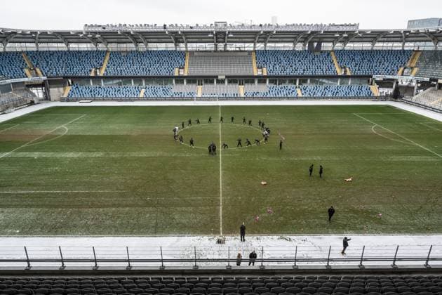 231129 Players at Gamla Ullevi during a training session with Häcken on November 29, 2023 in Gothenburg. Photo: Mathias Bergeld BILDBYRAN kod MB MB0784 fotboll football soccer fotball uefa europa league träning practice training häcken bbeng arena snö snow vinter winter Copyright: MATHIASxBERGELD BB231129MB001