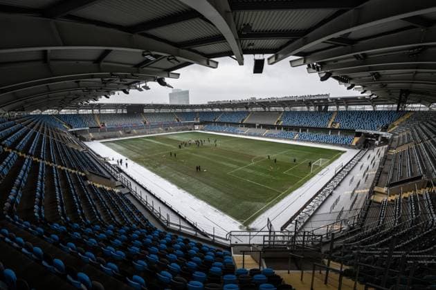 231129 Players at Gamla Ullevi during a training session with Häcken on November 29, 2023 in Gothenburg. Photo: Mathias Bergeld BILDBYRAN kod MB MB0784 fotboll football soccer fotball uefa europa league träning practice training häcken bbeng arena snö snow vinter winter Copyright: MATHIASxBERGELD BB231129MB002