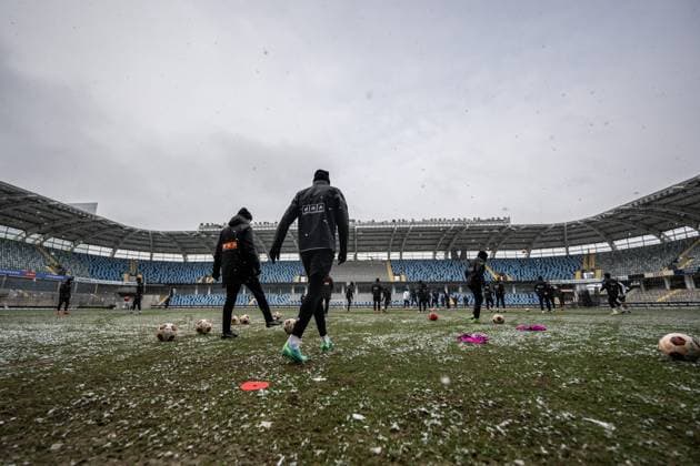 231129 Players enter the pitch during a training session with Häcken on November 29, 2023 in Gothenburg. Photo: Mathias Bergeld BILDBYRAN kod MB MB0784 fotboll football soccer fotball uefa europa league träning practice training häcken bbeng snö snow vinter winter Copyright: MATHIASxBERGELD BB231129MB004