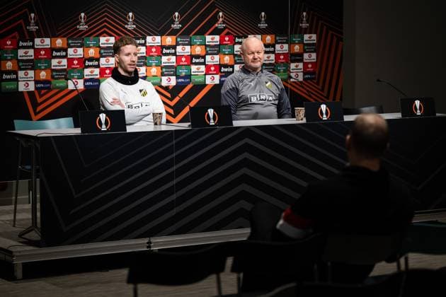 231129 Samuel Gustafson and head coach Per-Mathias Hogmo at a press conference, PK, Pressekonferenz with Häcken on November 29, 2023 in Gothenburg. Photo: Mathias Bergeld BILDBYRAN kod MB MB0784 fotboll football soccer fotball uefa europa league presskonferens press conference training häcken bbeng Copyright: MATHIASxBERGELD BB231129MB007