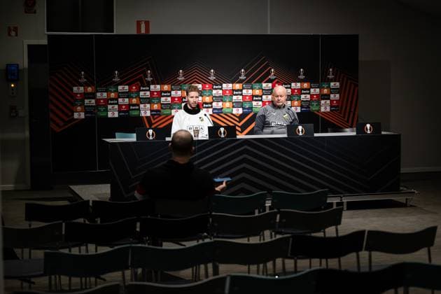 231129 Samuel Gustafson and head coach Per-Mathias Hogmo at a press conference, PK, Pressekonferenz with Häcken on November 29, 2023 in Gothenburg. Photo: Mathias Bergeld BILDBYRAN kod MB MB0784 fotboll football soccer fotball uefa europa league presskonferens press conference training häcken bbeng Copyright: MATHIASxBERGELD BB231129MB008