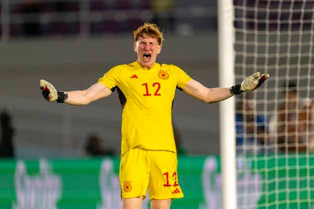 28.11.2023, Fussball U-17-Weltmeisterschaft 2023, Halbfinale, Argentinien - Deutschland, im Manahan Stadium (Surakarta). Torjubel Torwart Konstantin Heide (Deutschland)