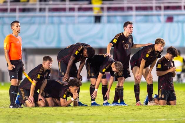 28.11.2023, Fussball U-17-Weltmeisterschaft 2023, Halbfinale, Argentinien - Deutschland, im Manahan Stadium (Surakarta). Bangen beim Elfmeterschiessen, Robert Ramsak (Deutschland) Justin von der Hitz (Deutschland)